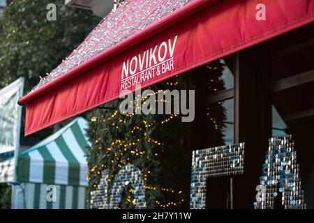 Londra, Regno Unito. 25 Nov 2021. Decorazioni natalizie al ristorante Novikov, al Mayfair Place, che diventerà pedonale solo per 3 giorni. (Foto di Pietro Recchia/SOPA Images/Sipa USA) Credit: Sipa USA/Alamy Live News Foto Stock