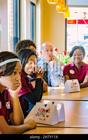Dan Cathy, CEO di Chick-fil-A, parla con i dipendenti di Chick-fil-A in un nuovo ristorante, il 7 marzo 2012, a Columbus, Mississippi. Foto Stock