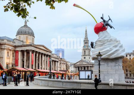 Vista di Trafalgar Square che mostra la National Gallery e il quarto plinto, con l'opera d'arte 'The End' di Heather Phillipson, Londra, Regno Unito Foto Stock