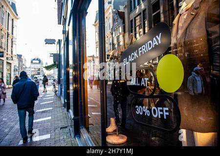 Amsterdam, Paesi Bassi. 25 Nov 2021. Un segno di sconto visto in un negozio di Kavelstraat prima del Black Friday con il centro commerciale che guarda più vuoto rispetto agli altri anni. Credit: SOPA Images Limited/Alamy Live News Foto Stock