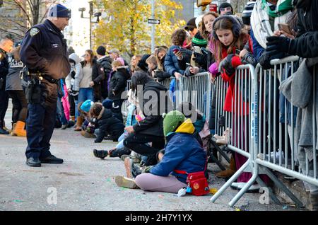 New York, Stati Uniti. 25 Nov 2021. Gli spettatori gioiosi sono visti godendo della parata annuale del giorno del Ringraziamento di Macy a New York City. (Credit Image: © Ryan Rahman/Pacific Press via ZUMA Press Wire) Foto Stock