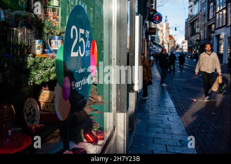 Amsterdam, Paesi Bassi. 25 Nov 2021. Un segno di sconto visto in un negozio di Kavelstraat prima del Black Friday con il centro commerciale che guarda più vuoto rispetto agli altri anni. (Foto di Ana Fernandez/SOPA Images/Sipa USA) Credit: Sipa USA/Alamy Live News Foto Stock