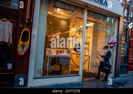 Amsterdam, Paesi Bassi. 25 Nov 2021. Una donna ha visto al negozio di Pandora, a Kavelstraat davanti al Black Friday con il centro commerciale che guarda più vuoto rispetto ad altri anni. (Foto di Ana Fernandez/SOPA Images/Sipa USA) Credit: Sipa USA/Alamy Live News Foto Stock