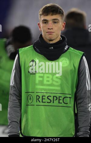 Leicester, Regno Unito. 25 Nov 2021. Luke Thomas, difensore di Leicester City (33), si è riscaldato durante la partita di gruppo UEFA Europa League tra Leicester City e Legia Warsaw al King Power Stadium di Leicester, Inghilterra, il 25 novembre 2021. Foto di Jurek Biegus. Solo per uso editoriale, licenza richiesta per uso commerciale. Nessun utilizzo nelle scommesse, nei giochi o nelle pubblicazioni di un singolo club/campionato/giocatore. Credit: UK Sports Pics Ltd/Alamy Live News Foto Stock