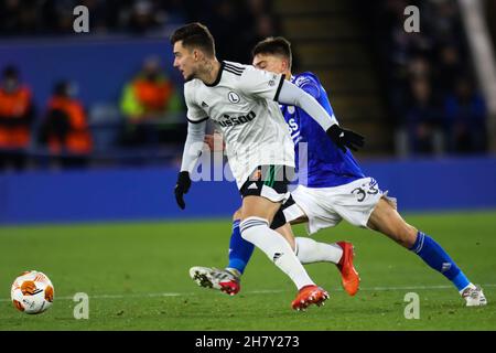 Leicester, Regno Unito. 25 Nov 2021. Luke Thomas, difensore della città di Leicester (33) insegue il difensore di Legia Varsavia Filip Mladenovic (25) durante la partita di gruppo UEFA Europa League tra Leicester City e Legia Warsaw al King Power Stadium di Leicester, Inghilterra, il 25 novembre 2021. Foto di Jurek Biegus. Solo per uso editoriale, licenza richiesta per uso commerciale. Nessun utilizzo nelle scommesse, nei giochi o nelle pubblicazioni di un singolo club/campionato/giocatore. Credit: UK Sports Pics Ltd/Alamy Live News Foto Stock