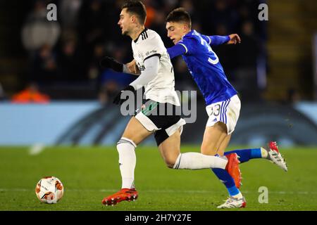 Leicester, Regno Unito. 25 Nov 2021. Luke Thomas, difensore della città di Leicester (33) insegue il difensore di Legia Varsavia Filip Mladenovic (25) durante la partita di gruppo UEFA Europa League tra Leicester City e Legia Warsaw al King Power Stadium di Leicester, Inghilterra, il 25 novembre 2021. Foto di Jurek Biegus. Solo per uso editoriale, licenza richiesta per uso commerciale. Nessun utilizzo nelle scommesse, nei giochi o nelle pubblicazioni di un singolo club/campionato/giocatore. Credit: UK Sports Pics Ltd/Alamy Live News Foto Stock