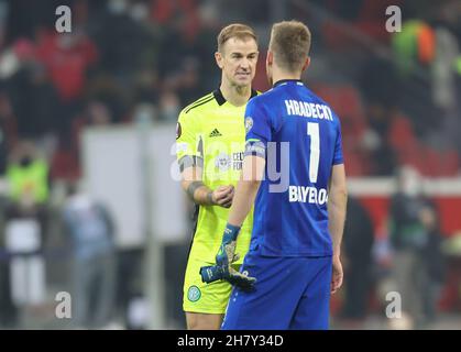 Leverkusen, Germania. 25 Nov 2021. Eurolague, matchday 5, Bayer 04 Leverkusen vs Celtic Glasgow, portiere Joe Hart (Celtic) parla a Lukas Hradecky (B04) Credit: Juergen Schwarz/Alamy Live News Foto Stock