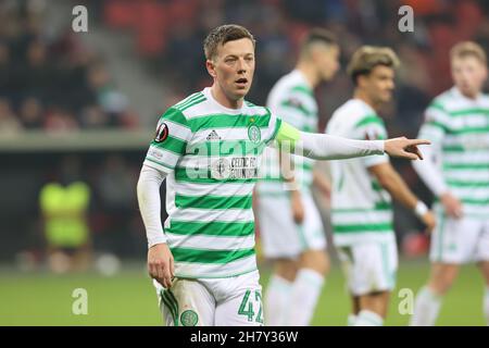 Leverkusen, Germania. 25 Nov 2021. Eurolague, matchday 5, Bayer 04 Leverkusen vs Celtic Glasgow, Callum McGregor (Celtic) gesti. Credit: Juergen Schwarz/Alamy Live News Foto Stock