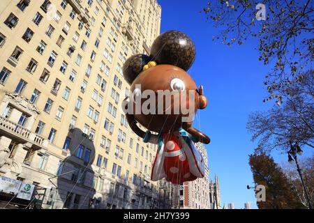 New York, N.Y/USA – 25 Novembre 2021: ADA, lo scienziato a misura di pinta della popolare serie Netflix, fa la prima apparizione nella 95° Macy's Thanksgivi Foto Stock