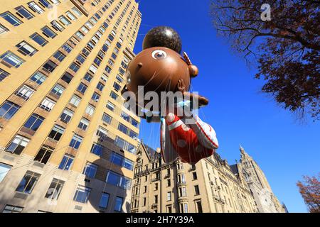 New York, N.Y/USA – 25 Novembre 2021: ADA, lo scienziato a misura di pinta della popolare serie Netflix, fa la prima apparizione nella 95° Macy's Thanksgivi Foto Stock