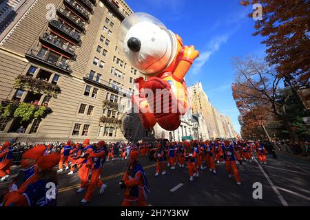 New York, N.Y/USA – 25 novembre 2021: Sguazzato in un'attrezzatura astronauta, Snoopy della serie Peanuts nella 95esima sfilata Macy's Thanksgiving Day a New Yor Foto Stock