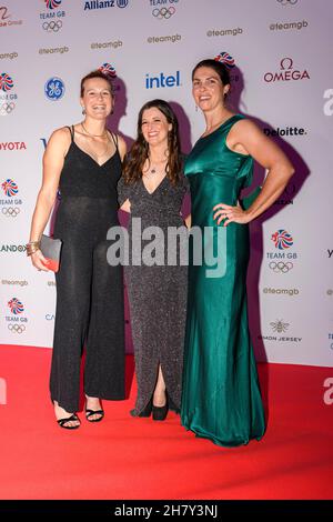 LONDRA, REGNO UNITO. 25 Nov 2021. Da sinistra: Emily Ford, Matilda Horn, Beccy Muzerie partecipa al Team GB Ball 2022 a Evolution London giovedì 25 novembre 2021 a LONDRA, REGNO UNITO. Credit: Taka G Wu/Alamy Live News Foto Stock