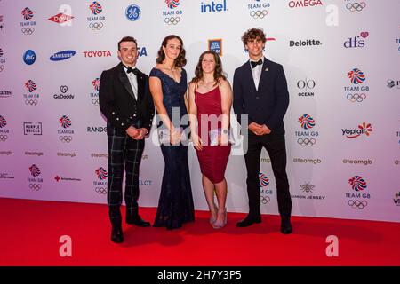 LONDRA, REGNO UNITO. 25 Nov 2021. Da sinistra: Bradley Forbes-Cryans, Mallory Franklin, Kimberley Woods e Adam Burgess partecipano al Team GB Ball 2022 all'Evolution London giovedì 25 novembre 2021 a LONDRA, REGNO UNITO. Credit: Taka G Wu/Alamy Live News Foto Stock