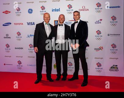 LONDRA, REGNO UNITO. 25 Nov 2021. Da sinistra: Oliver Cook, Matt Rossiter, Tom George partecipa al Team GB Ball 2022 a Evolution London giovedì 25 novembre 2021 a LONDRA, REGNO UNITO. Credit: Taka G Wu/Alamy Live News Foto Stock