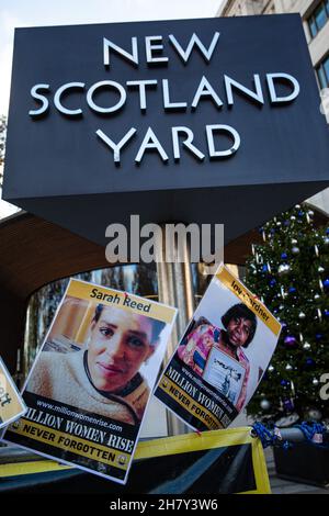 Londra, Regno Unito. 25 novembre 2021. Le immagini delle vittime della violenza maschile sono raffigurate al di fuori del New Scotland Yard durante una veglia di decine di sostenitori di milioni di donne in occasione della Giornata internazionale per l'eliminazione della violenza contro le donne. Gli attivisti hanno parlato di Sarah Everard, Nicole Smallman e Bibaa Henry e hanno evidenziato i fallimenti disastrosi da parte dei funzionari di polizia per proteggere le donne e le ragazze dalla violenza, nonché gli atteggiamenti razzisti tra i funzionari di polizia. Credit: Mark Kerrison/Alamy Live News Foto Stock