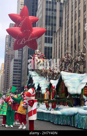 Gli assistenti di Babbo Natale intratteneranno la folla del Macy's Babbo Natale nella 95esima sfilata del giorno del Ringraziamento di Macy a New York. Foto Stock