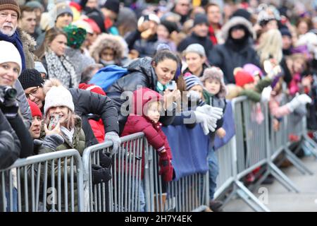 25 novembre 2021, NYC, NY: (NUOVO) 95th Macy's Thanksgiving Day Parade 2021. 25 novembre 2021, New York, Stati Uniti: La 95esima sfilata Macy's Thanksgiving Day Parade 2021 è tornata con piena forza e entusiasmo pubblico lungo i viali e con 15 palloncini di personaggi giganti, 28 carri, 36 novità e inflatables patrimonio, oltre 800 clown, 10 bande di marching e nove gruppi di performance e, naturalmente, Babbo Natale. La sfilata inizierà intorno alla 77a e 80a strada ovest attraverso Columbus Circle, 6th Avenue fino al grande magazzino di MacyÃ¢â‚¬â„¢sulla 34th Street Herald Square. Si consiglia alle persone di utilizzare maschere e un Foto Stock