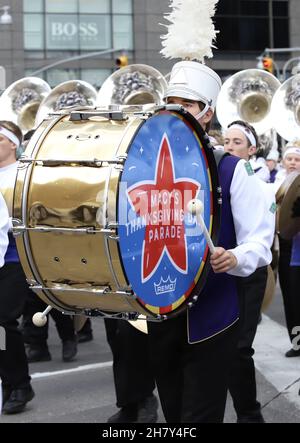 25 novembre 2021, NYC, NY: (NUOVO) 95th Macy's Thanksgiving Day Parade 2021. 25 novembre 2021, New York, Stati Uniti: La 95esima sfilata Macy's Thanksgiving Day Parade 2021 è tornata con piena forza e entusiasmo pubblico lungo i viali e con 15 palloncini di personaggi giganti, 28 carri, 36 novità e inflatables patrimonio, oltre 800 clown, 10 bande di marching e nove gruppi di performance e, naturalmente, Babbo Natale. La sfilata inizierà intorno alla 77a e 80a strada ovest attraverso Columbus Circle, 6th Avenue fino al grande magazzino di MacyÃ¢â‚¬â„¢sulla 34th Street Herald Square. Si consiglia alle persone di utilizzare maschere e un Foto Stock