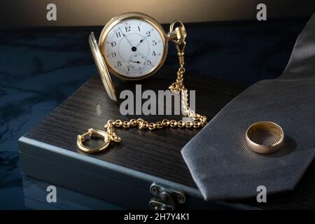 Helsinki / Finlandia - 25 NOVEMBRE 2021: Primo piano dell'orologio tascabile vintage sullo sfondo dello studio. Foto Stock