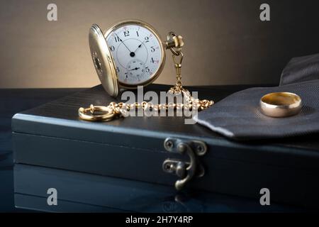 Helsinki / Finlandia - 25 NOVEMBRE 2021: Primo piano dell'orologio tascabile vintage sullo sfondo dello studio. Foto Stock