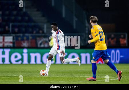 Broendby, Danimarca. 25 Nov 2021. Castello Lukeba (4) di Lione visto durante la partita della UEFA Europa League tra Broendby IF e Lione al Broendby Stadion di Broendby. (Photo Credit: Gonzales Photo/Alamy Live News Foto Stock