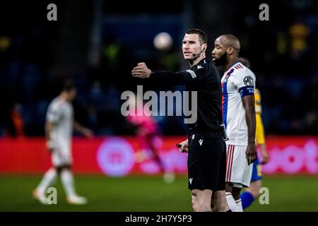 Broendby, Danimarca. 25 Nov 2021. L'arbitro Georgi Kabakov ha visto durante la partita della UEFA Europa League tra Broendby IF e Lione allo stadio Broendby di Broendby a Broendby. (Photo Credit: Gonzales Photo/Alamy Live News Foto Stock