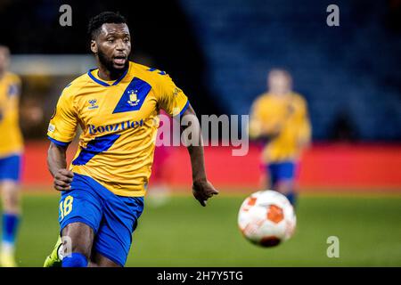 Broendby, Danimarca. 25 Nov 2021. Kevin Tshiembe (18) di Broendby SE visto durante la partita della UEFA Europa League tra Broendby IF e Lione allo stadio Broendby di Broendby a Broendby. (Photo Credit: Gonzales Photo/Alamy Live News Foto Stock