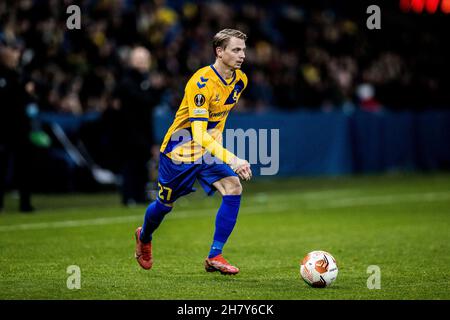 Broendby, Danimarca. 25 Nov 2021. Simon Hedlund (27) di Broendby SE visto durante la partita della UEFA Europa League tra Broendby IF e Lione allo stadio Broendby di Broendby a Broendby. (Photo Credit: Gonzales Photo/Alamy Live News Foto Stock