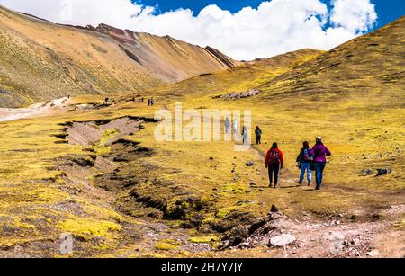 Sali a Vinicunca Rainbow Mountain in Perù Foto Stock
