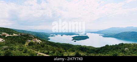 Isola nel mezzo del lago Slansko. Montenegro Foto Stock