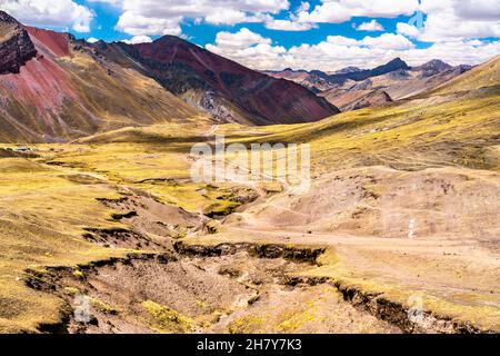 Sali a Vinicunca Rainbow Mountain in Perù Foto Stock