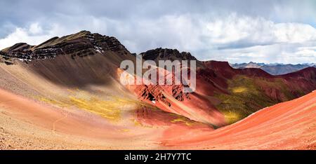Red Valley a Vinicunca Rainbow Mountain in Perù Foto Stock