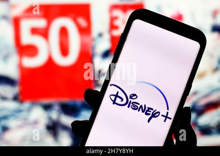 Logo Disney Plus visualizzato su uno smartphone. Foto Stock