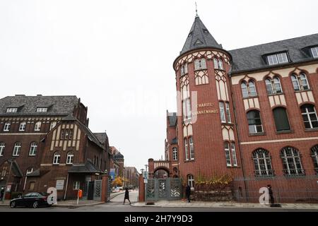 Berlino, Germania. 25 Nov 2021. La foto scattata il 25 novembre 2021 mostra un ingresso al Charite University Hospital di Berlino, Germania. Il numero totale di morti COVID-19 in Germania è salito a 100,119, come 351 casi mortali sono stati registrati nelle ultime 24 ore, il Robert Koch Institute (RKI) ha annunciato giovedì. Credit: Shan Yuqi/Xinhua/Alamy Live News Foto Stock