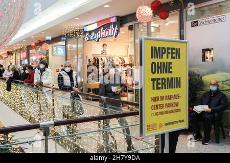 Berlino, Germania. 25 Nov 2021. Le persone si allineano per essere inoculate con i vaccini COVID-19 in una stazione di vaccinazione all'interno di un centro commerciale a Berlino, Germania, 25 novembre 2021. Il numero totale di morti COVID-19 in Germania è salito a 100,119, come 351 casi mortali sono stati registrati nelle ultime 24 ore, il Robert Koch Institute (RKI) ha annunciato giovedì. Credit: Shan Yuqi/Xinhua/Alamy Live News Foto Stock