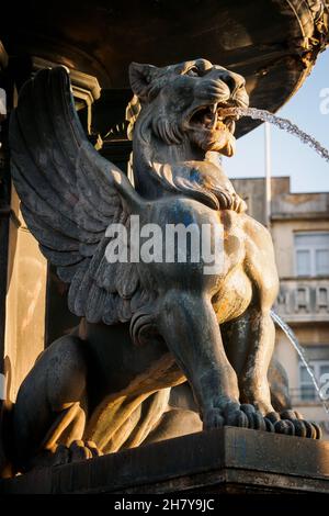 Fontana dei leoni nel centro della città vecchia di Porto, Portogallo Foto Stock