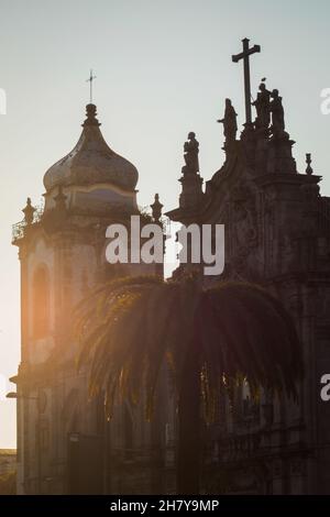 Tramonto sulla chiesa di Carmo nel centro di Porto, Portogallo Foto Stock