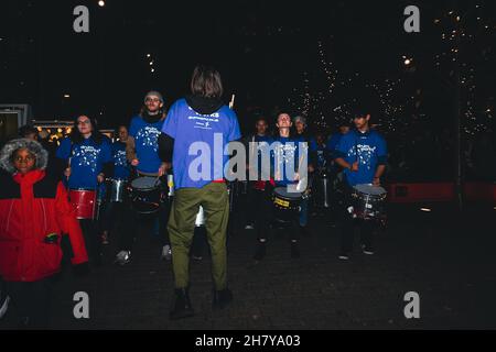 Le luci invernali annuali sono ritornate a Wembley con il più alto albero di Natale a LED (25 m) nel Regno Unito e molte installazioni luminose. Le luci sono state accese da Strictly come Dancing superstar Neil Jones il 25 novembre, varie performance si sono svolte sul palco e in altre aree intorno a Olympic Way. Che si svolge tra giovedì 25 novembre 2021 e martedì 4 gennaio 2022. Wembley Park è il nuovo quartiere più emozionante di Londra. Già sede della SSE Arena, di Wembley, del Traubadour Wembley Park Theatre e dello stadio di Wembley, il Wembley Park si sta costruendo sulla sua reputazione internazionale. Foto Stock