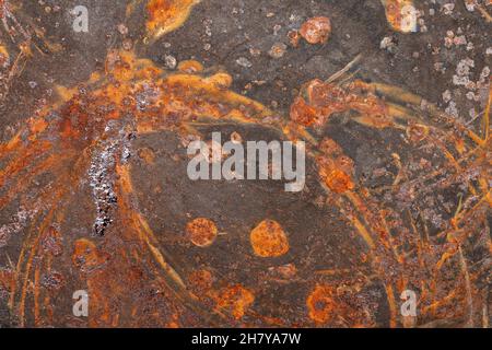 Trama di una superficie di ghisa arrugginita con striature di ruggine Foto Stock