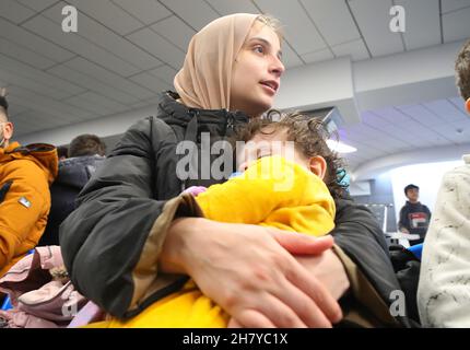 Minsk, Bielorussia. 25 Nov 2021. I migranti iracheni bloccati attendono di tornare in Iraq all'aeroporto internazionale di Minsk, in Bielorussia, il 25 novembre 2021. Il Ministero degli Esteri iracheno ha detto giovedì che ha evacuato 617 migranti bloccati in Bielorussia, la maggior parte dei quali sono donne, bambini e anziani. Migliaia di migranti si sono riuniti sul lato bielorusso del confine con la Polonia, nel tentativo di entrare in Polonia e poi in Germania per chiedere asilo nei paesi europei. Credit: Henadz Zhinkov/Xinhua/Alamy Live News Foto Stock