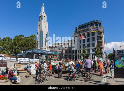 Manifestanti per le strade di Victoria BC. Inner Harbour a Victoria pieno di persone che sono uscite per protesta pacifica Foto Stock