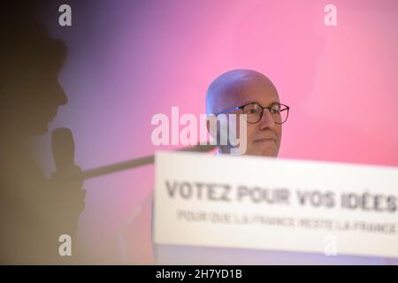 Marsiglia, Francia. 24 novembre 2021. Eric Ciotti è in piedi sul podio prima di iniziare a tenere il suo discorso durante un incontro a PACA (una regione amministrativa nel sud-est della Francia).Eric Ciotti sta correndo come candidato ufficiale sotto un partito conservatore nelle prossime elezioni presidenziali francesi nel 2022. Egli rappresenterà la destra dei repubblicani Les. Credit: SOPA Images Limited/Alamy Live News Foto Stock