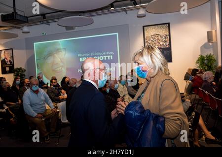 Marsiglia, Francia. 24 novembre 2021. Eric Ciotti saluta i suoi sostenitori dopo essere arrivato nella sala di PACA (una regione amministrativa nel sud-est della Francia) dove si tenne il suo incontro.Eric Ciotti è un candidato ufficiale sotto un partito conservatore nelle prossime elezioni presidenziali francesi del 2022. Egli rappresenterà la destra dei repubblicani Les. Credit: SOPA Images Limited/Alamy Live News Foto Stock