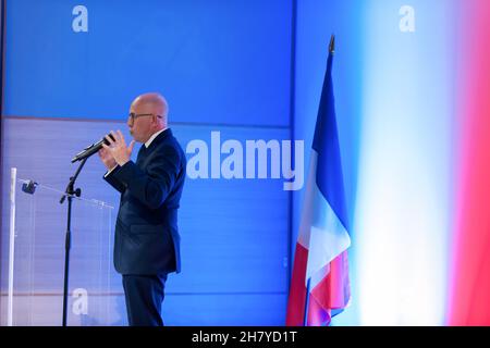 Marsiglia, Francia. 24 novembre 2021. Eric Ciotti consegna il suo discorso con la bandiera francese in background durante il suo incontro a PACA (una regione amministrativa nel sud-est della Francia).Eric Ciotti è un candidato ufficiale sotto un partito conservatore nelle prossime elezioni presidenziali francesi nel 2022. Egli rappresenterà la destra dei repubblicani Les. Credit: SOPA Images Limited/Alamy Live News Foto Stock