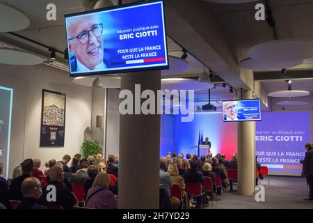 Marsiglia, Francia. 24 novembre 2021. Gli spettatori ascoltano con attenzione Eric Ciotti che ha tenuto il suo discorso al PACA (una regione amministrativa nel sud-est della Francia).Eric Ciotti sta correndo come candidato ufficiale sotto un partito conservatore nelle prossime elezioni presidenziali francesi nel 2022. Egli rappresenterà la destra dei repubblicani Les. Credit: SOPA Images Limited/Alamy Live News Foto Stock