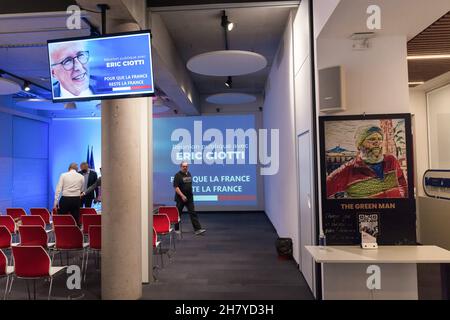 Marsiglia, Francia. 24 novembre 2021. Vista della sala prima dell'inizio dell'incontro di Eric Ciotti a PACA (una regione amministrativa nel sud-est della Francia).Eric Ciotti è candidato ufficiale sotto un partito conservatore nelle prossime elezioni presidenziali francesi del 2022. Egli rappresenterà la destra dei repubblicani Les. (Foto di Laurent Coust/SOPA Images/Sipa USA) Credit: Sipa USA/Alamy Live News Foto Stock