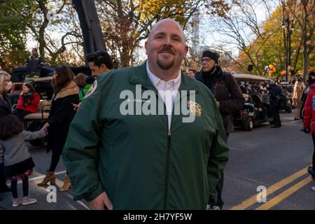 NEW YORK, NY - 25 NOVEMBRE: Edward Grayson, commissario NYC per l'igiene, partecipa alla 95esima Parata annuale del giorno del Ringraziamento di Macy il 25 novembre 2021 a New York City. Foto Stock