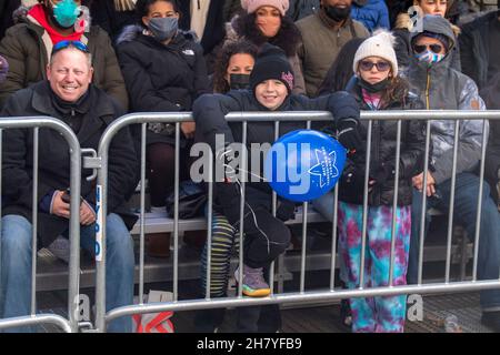 NEW YORK, NY - NOVEMBRE 25: Spettatori che guardano la 95esima Parata annuale del giorno del Ringraziamento di Macy il 25 Novembre 2021 a New York City. Foto Stock