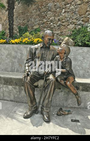 Scultura del nonno e figlio di la Pobla de Claramunt nella regione Anoia della provincia di Barcellona, Catalogna, Spagna Foto Stock