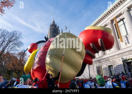 NEW YORK, NY - NOVEMBRE 25: Un ufficiale di sfilata taglia un filo di serpente dal pallone di Greg Heffley 'Diary of a Wimpy Kid' durante la 95esima Parata annuale del giorno del Ringraziamento di Macy il 25 Novembre 2021 a New York City. Foto Stock